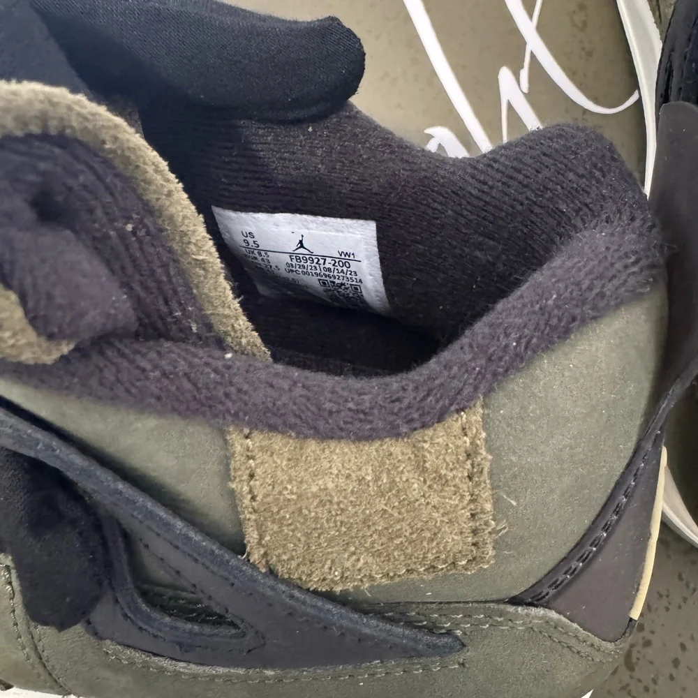 Air Jordan 4 Retro Olive and Black Sneakers | Never Worn | FB9927 200